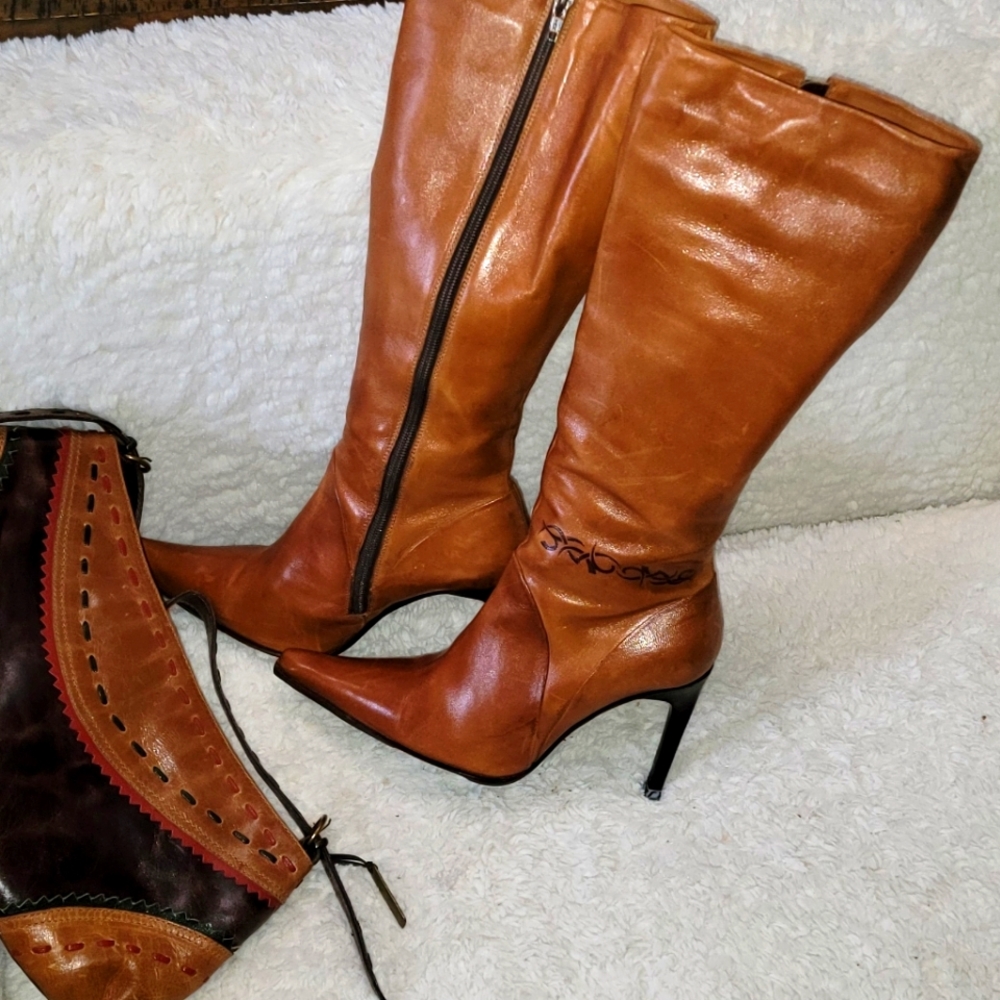 Boots and purse caramel color from Brazilian designer Marco Aurélio.